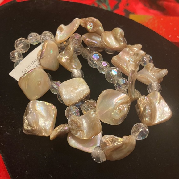 BRACELET FEATURING NATURAL IRIDESCENT SHELL BEADS / FACETED CRYSTAL GLASS BEADS - Picture 6 of 12